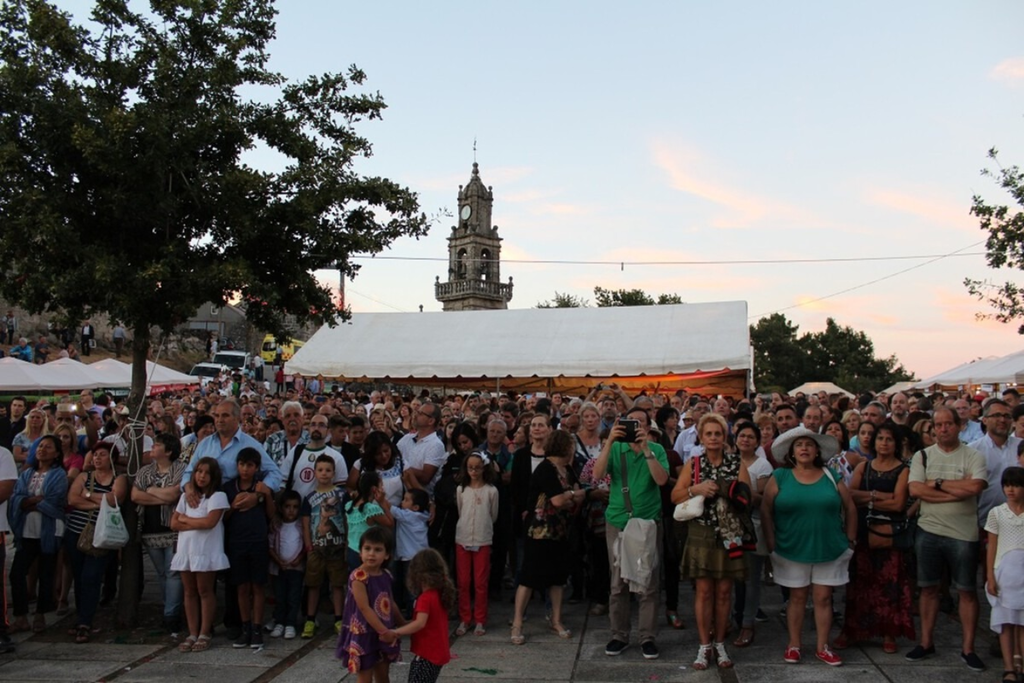 En un pueblo de 2.000 habitantes en los confines de Ourense sucede algo extraño todos los veranos: se llena de millonarios 
