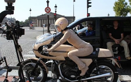 Keira Knightley conduce una Ducati para Chanel