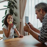 Cinco cosas que hay que saber antes de publicar fotos o vídeos de niños en redes sociales