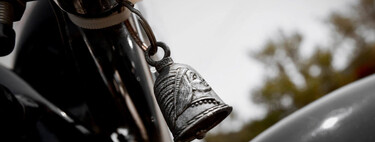 Si alguna vez has visto campanas colgando de las motos no estás loco. Es una superstición motera con mucha historia detrás