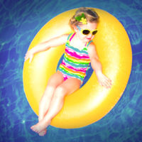 Nunca les quites ojo: rescatan a una bebé de 10 meses que se alejó 1 km a la deriva en su flotador