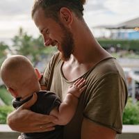 ¿Puede el hombre producir leche y amamantar a un bebé?