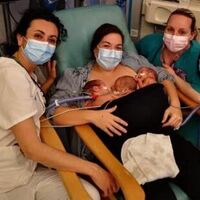 Una madre logra hacer piel con piel a la vez con sus trillizos prematuros y con oxigenoterapia en el Hospital Vall d'Hebron de Barcelona