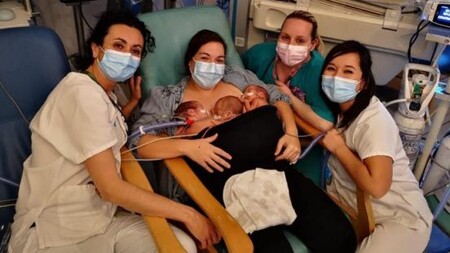 Una madre logra hacer piel con piel a la vez con sus trillizos prematuros y con oxigenoterapia en el Hospital Vall d'Hebron de Barcelona