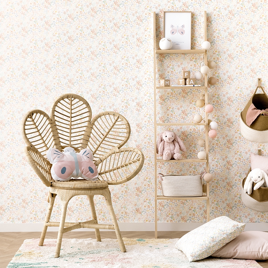 Flower, un precioso diseño de butaca de ratán con un original respaldo con forma de flor, ideal para decorar o completar tus espacios infantiles