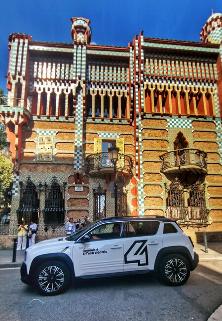 Renault 4 E-Tech eléctrico junto a la Casa Vicens