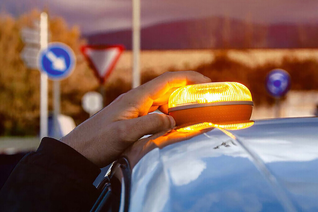 La luz V16 es un negocio millonario inventado por dos ex guardias civiles, pero ellos aseguran que nunca tuvieron intención de que fuera obligatoria 