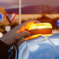 Dos ex guardias civiles inventaron la luz V16. Es un negocio de 1.200 millones, pero ellos aseguran que nunca tuvieron intención de que fuera obligatoria