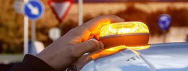 Dos ex guardias civiles inventaron la luz V16. Es un negocio de 1.200 millones, pero ellos aseguran que nunca tuvieron intención de que fuera obligatoria