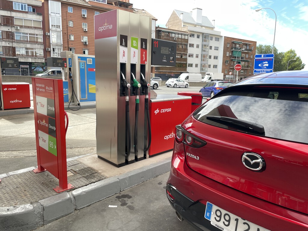 El Gobierno ha dado el primer paso para subir los impuestos al diésel: 11 céntimos/litro a cambio de 6.500 millones de euros 