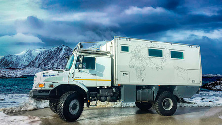 Este camión camper es el summum de las autocaravanas, y te garantiza unas vacaciones tan lujosas como extremas