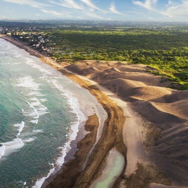 Chachalacas, la playa que ignoramos, pero lo tiene todo: mar limpio, dunas y comida deliciosa 