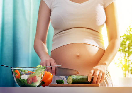 Listeriosis en el embarazo: estos son los síntomas a los que tienes que estar alerta