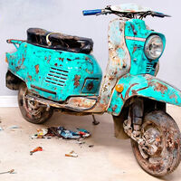 A esta copia soviética de Vespa la había devorado el óxido. Así la han restaurado para dejarla de museo