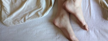 Qué significa dormir con los pies destapados, según expertos en sueño