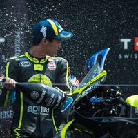 Una botella de champán explotó sobre un podio hace casi 60 años. Desde entonces, todos imitan a ese accidente en MotoGP 
