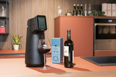 Este dispensador de vino promete servirlo a la temperatura adecuada y conservarlo mejor que en la botella
