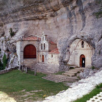 Una de las mayores cuevas turísticas de España es "la catedral de piedra": una ermita en la roca con 110 kilómetros de galerías y ríos subterráneos protegida como Monumento Natural 