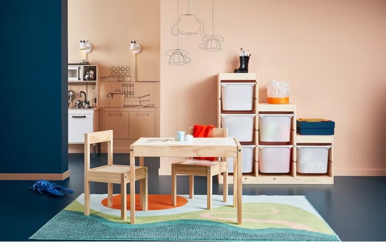 Mesa y dos sillas de madera