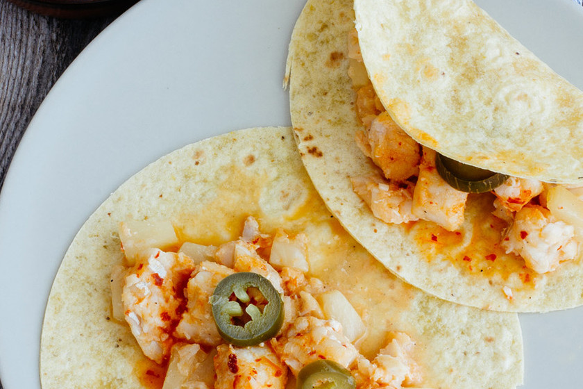 Tacos de pescado en salsa de guajillo y piña. Receta mexicana fácil