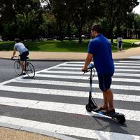 Cruzar un paso de peatones montado en bicicleta o patinete eléctrico puede suponer una multa de 200 euros