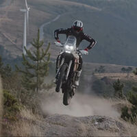 ¡Puro vértigo! Pol Tarrés desafía la ley de la gravedad en este vídeo dando saltos y piruetas con su Yamaha Ténéré