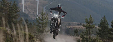 ¡Puro vértigo! Pol Tarrés desafía la ley de la gravedad en este vídeo dando saltos y piruetas con su Yamaha Ténéré