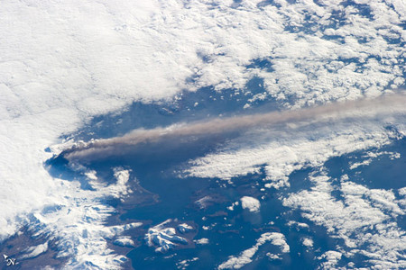 La erupción del volcán Pavlof vista desde la Estación Espacial Internacional