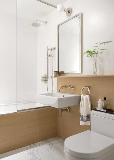 Trucos para que el cuarto de baño parezca más grande y elegante sin dejarte un ojo de la cara