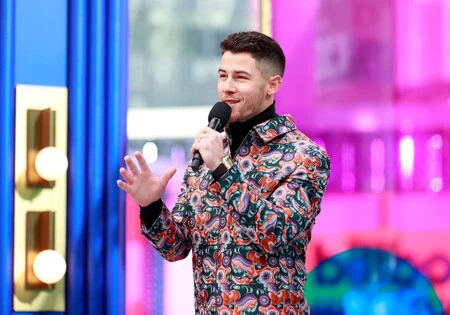 Para un segundo look, Nick Jonas se viste de la psicodelia de Dior para los Premios Billboard