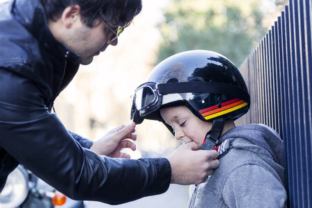 niños en moto