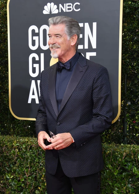 Pierce Brosnan es elegancia pura en la alfombra roja de los Golden Globes
