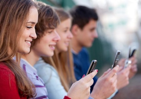 Francia quiere prohibir los teléfonos móviles en colegios y universidades en 2018