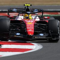 Lewis Hamilton hace estallar Silverstone batiendo a los Mercedes en la mini pole de viernes para el Sprint 