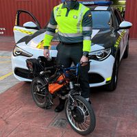 Multa de 1.500 euros para un joven por circular con una bici eléctrica artesanal que cometía cuatro irregularidades