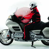 Honda quiere revivir un viejo invento. Es el airbag para motos con una idea tan surrealista como útil: abrazar al piloto