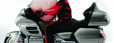 Honda quiere revivir un viejo invento. Es el airbag para motos con una idea tan surrealista como útil: abrazar al piloto