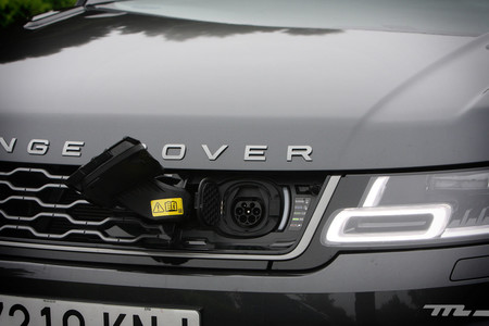 Range Rover Sport PHEV toma carga