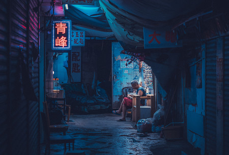 Sean Foley retrata el ambiente nocturno de las calles de Hong Kong con una estética ochentera
