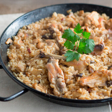 Arroz con conejo, pollo y verduras: receta tradicional y deliciosa