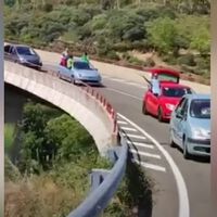 Este vídeo que investiga la Guardia Civil no tiene desperdicio: circulan con un bebé en el regazo, otros en el maletero...