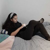 "Si tengo que ponerle un brazalete azul para salir a la calle, lo hago, pero no me gusta", hablamos con Hajar, madre de una niña con autismo