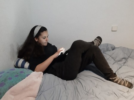 "Si tengo que ponerle un brazalete azul para salir a la calle, lo hago, pero no me gusta", hablamos con Hajar, madre de una niña con autismo