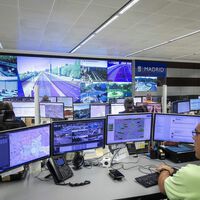 Esperar en un semáforo rojo cuando no hay gente ni tráfico es absurdo. Madrid pretende solucionarlo con IA