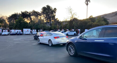 Cola coches eléctricos estación de recarga Tesla
