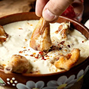 Sal de la rutina y prepara este mole blanco con pollo en solo 45 minutos