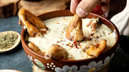 Sal de la rutina y prepara este mole blanco con pollo en solo 45 minutos