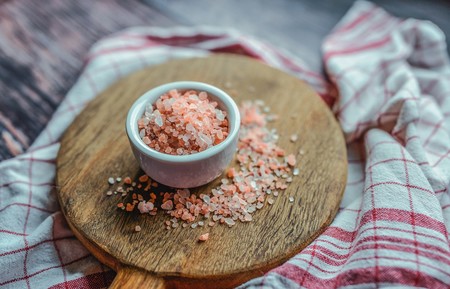 Sal rosa del Himalaya: propiedades y beneficios (aunque no es milagrosa) y su uso en la cocina