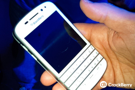 Un BlackBerry Q10 blanco pillado in fraganti