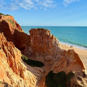 La mejor escapada corta de Semana Santa 2026: la playa 'top 5' del mundo entre acantilados rojos en Portugal